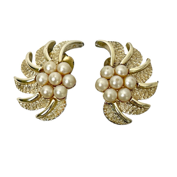 Vintage Kramer Clip On Earrings Faux Pearls Gold Tone Leaves Textured Signed - Picture 2 of 9